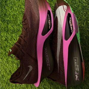 Mens 13 women’s 14.5 Nike
Alphafly 3 - Faith Kipyegon - IB4201-
600